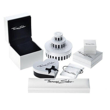 Elegant necklace packaging: various white gift boxes, a heart-shaped container, and a drawstring pouch.
